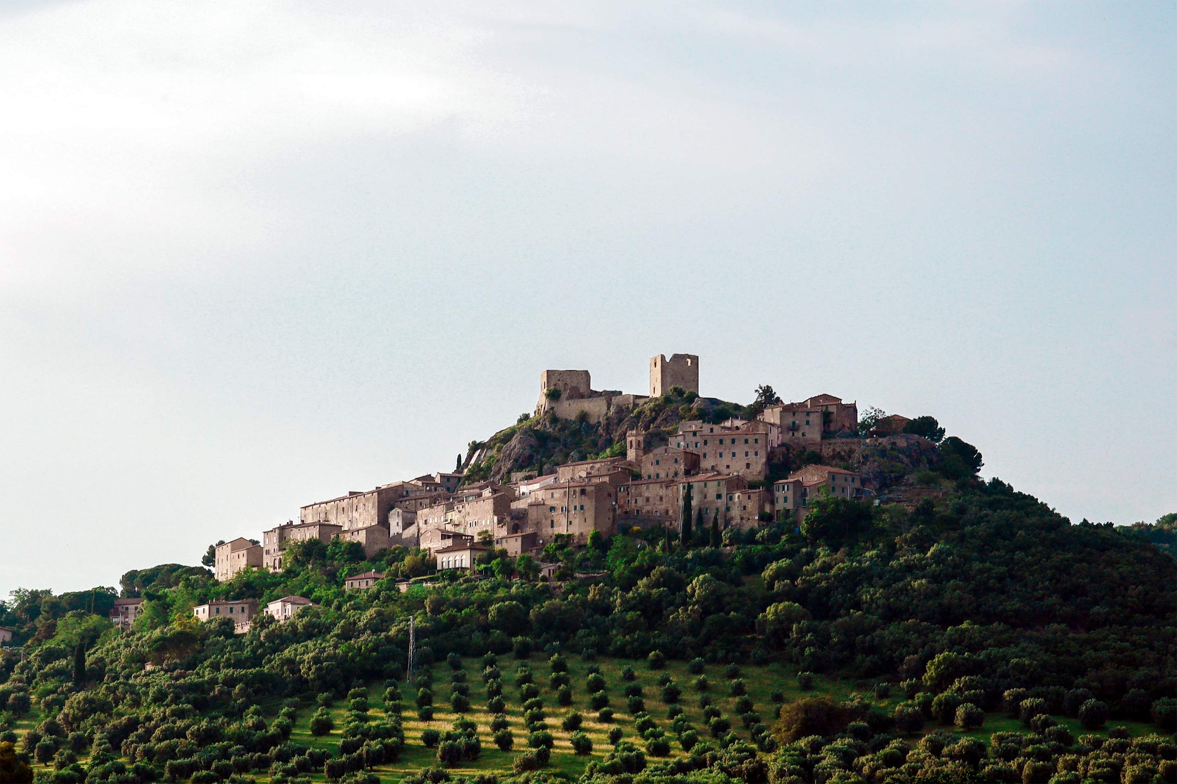 Montemassi paese di Castiglione della Pescaia su colline Toscane | Bioma Resort Experiences