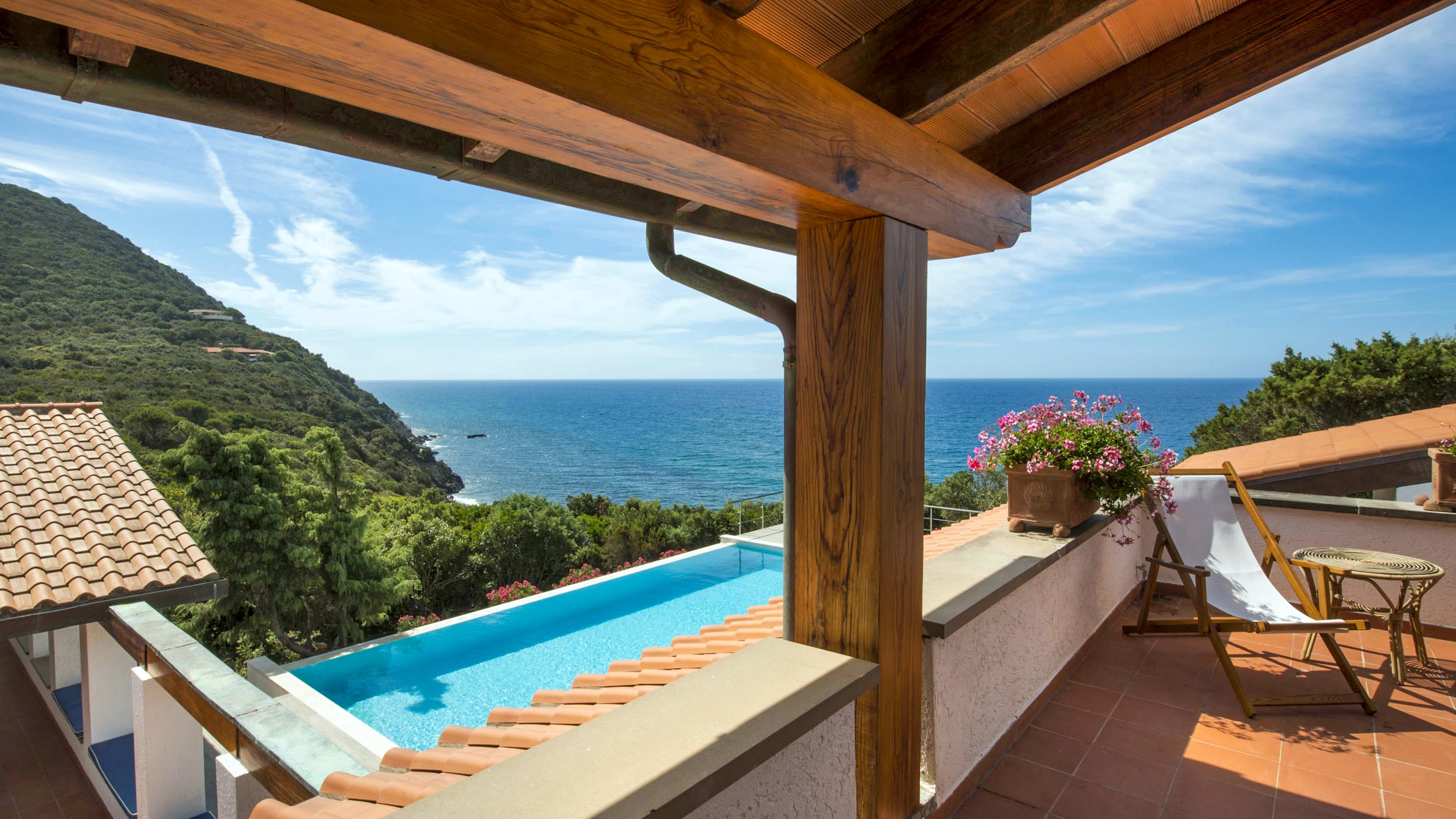 Terrazza villa Levante con sdraio e vista piscina e mare Punta Ala Bioma Resort Experiences